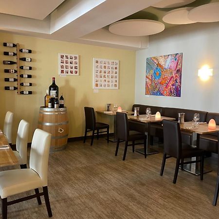 Hotel Restaurant La Boule D'Or Barbezieux-Saint-Hilaire Экстерьер фото