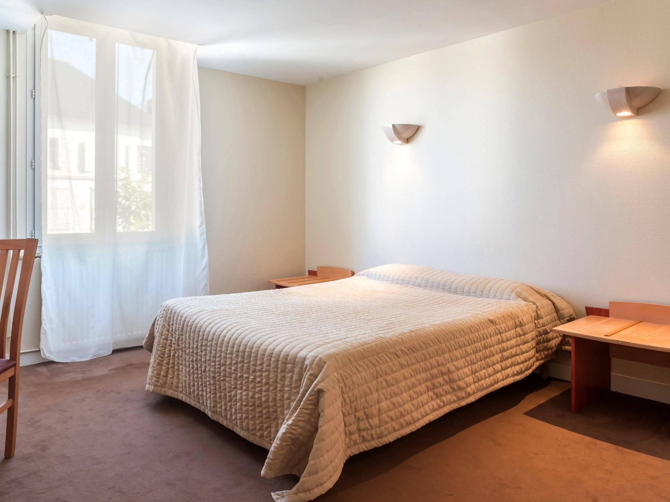 Hotel Restaurant La Boule D'Or Barbezieux-Saint-Hilaire Экстерьер фото