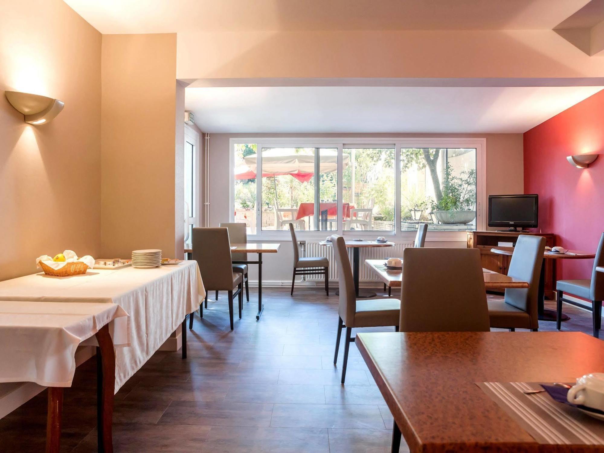 Hotel Restaurant La Boule D'Or Barbezieux-Saint-Hilaire Экстерьер фото