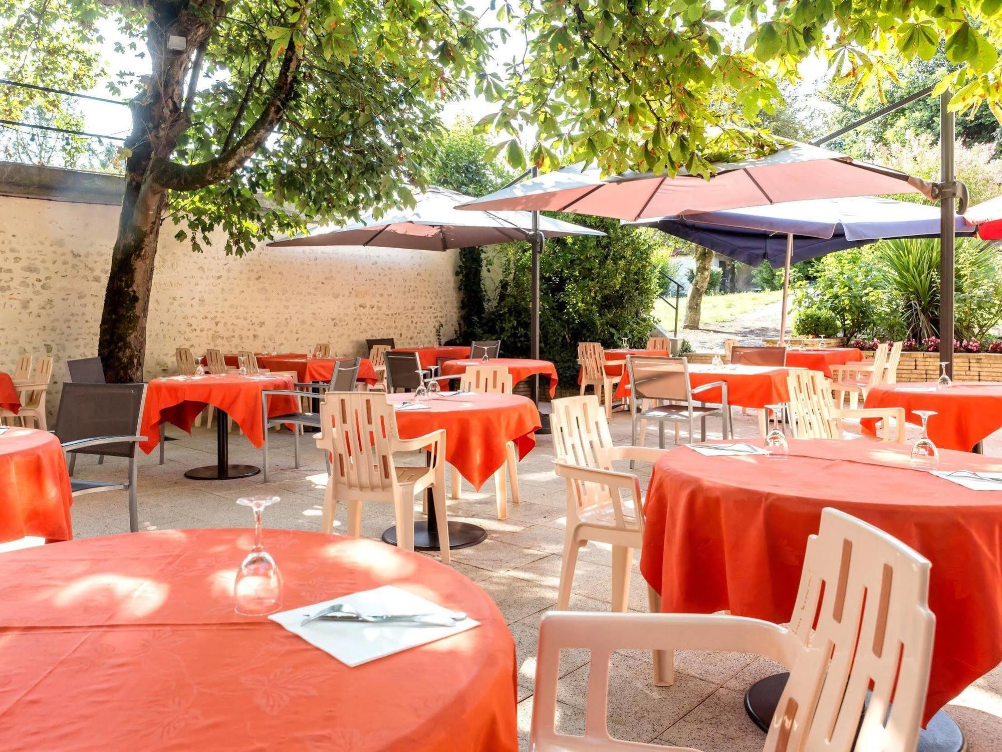 Hotel Restaurant La Boule D'Or Barbezieux-Saint-Hilaire Экстерьер фото