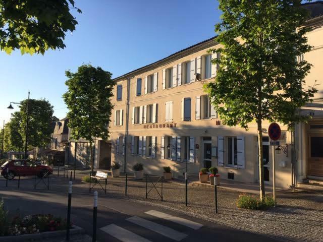 Hotel Restaurant La Boule D'Or Barbezieux-Saint-Hilaire Экстерьер фото